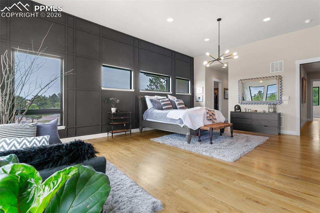 Image 22 of 50: Bedroom