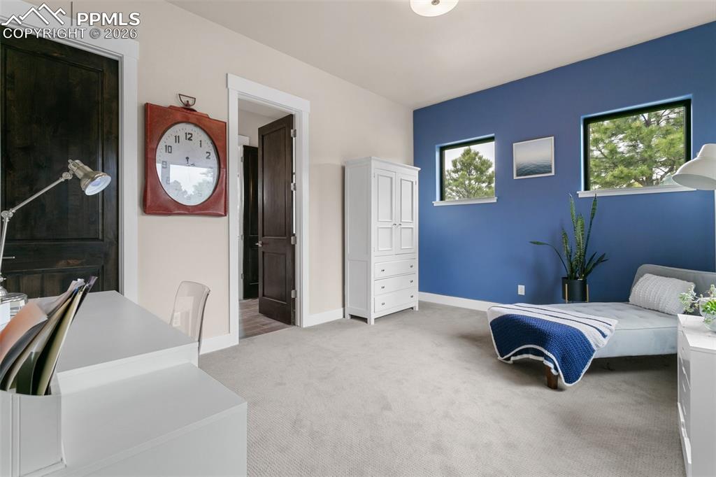 Image 26 of 50: Bedroom