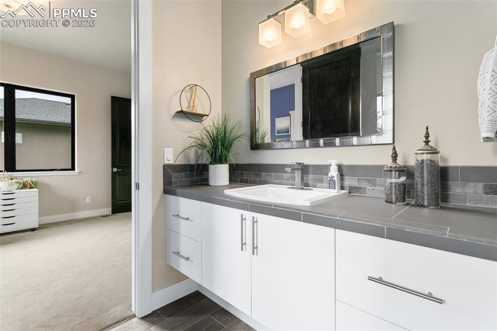 Image 27 of 50: Bathroom