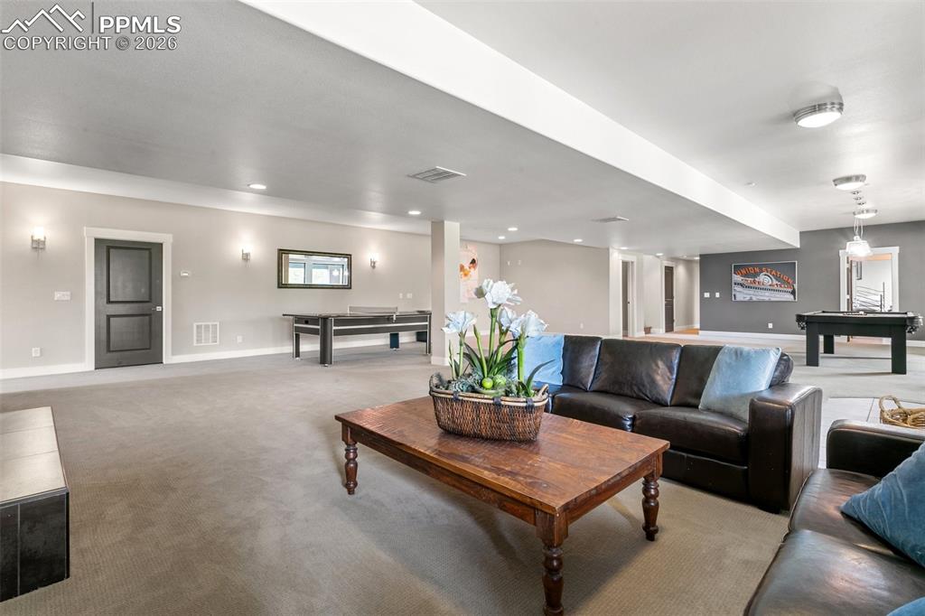 Image 33 of 50: Living Room