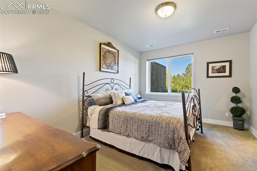 Image 34 of 50: Bedroom