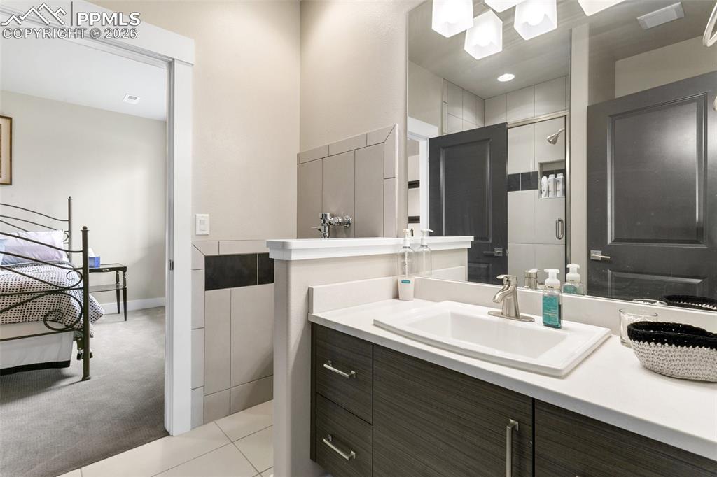 Image 35 of 50: Bathroom