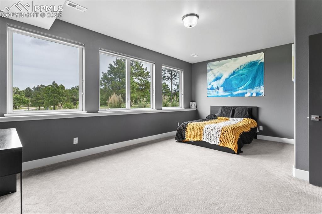 Image 36 of 50: Bedroom