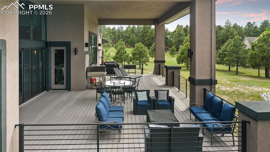 Image 43 of 50: Deck