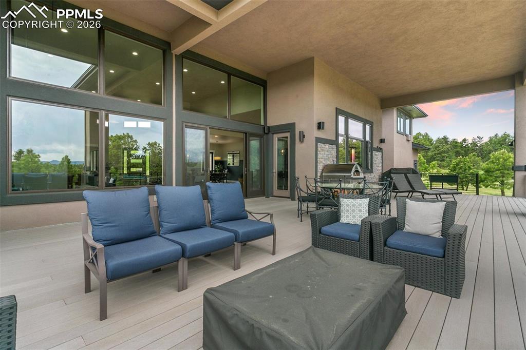 Image 46 of 50: Deck