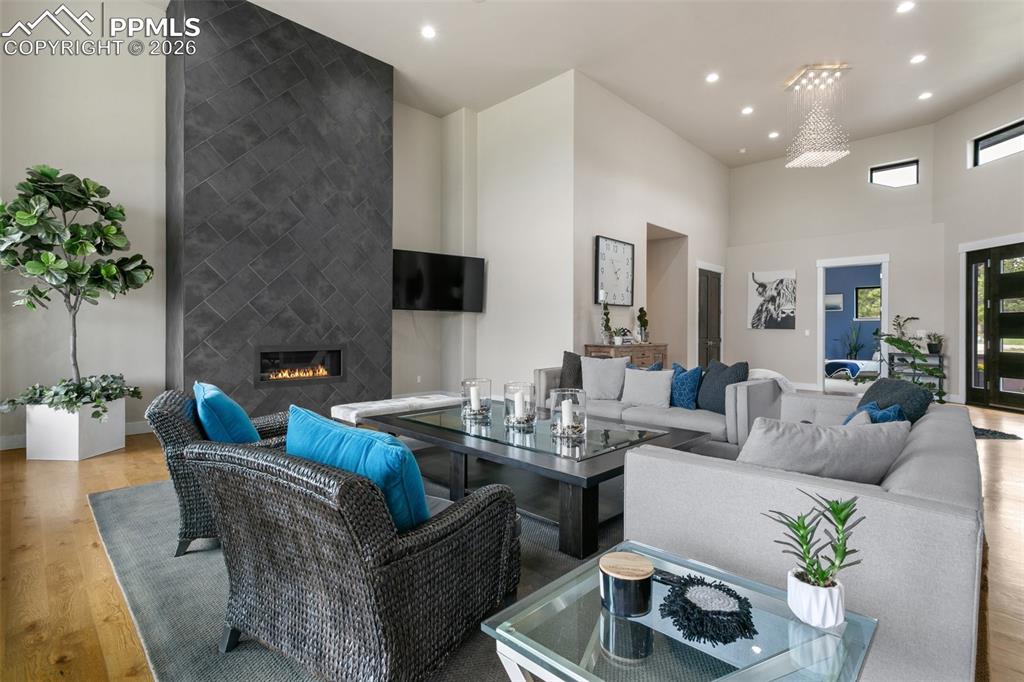 Image 5 of 50: Living Room