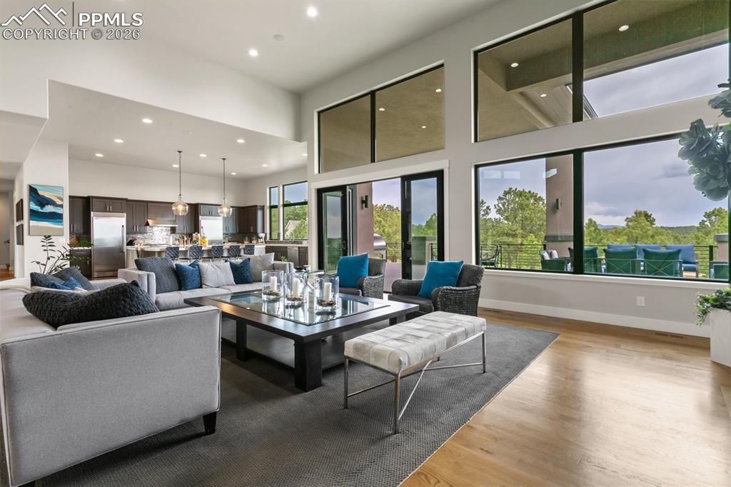 Image 7 of 50: Living Room