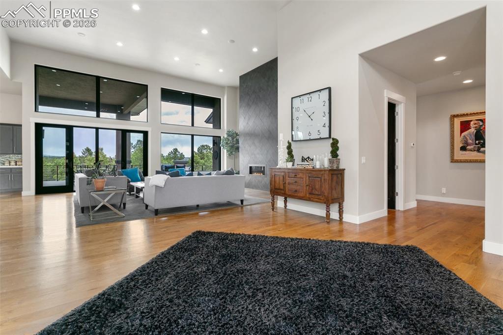 Image 8 of 50: Living Room