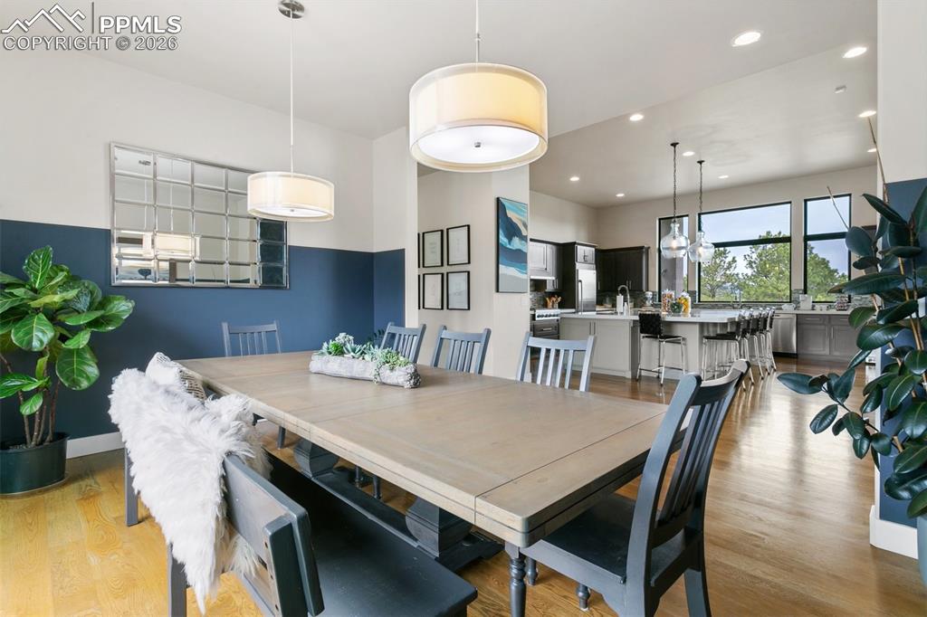 Image 9 of 50: Dining Area