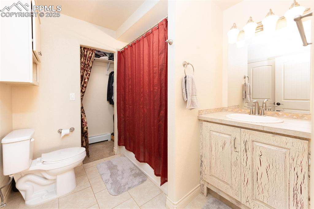 Image 16 of 20: Bathroom
