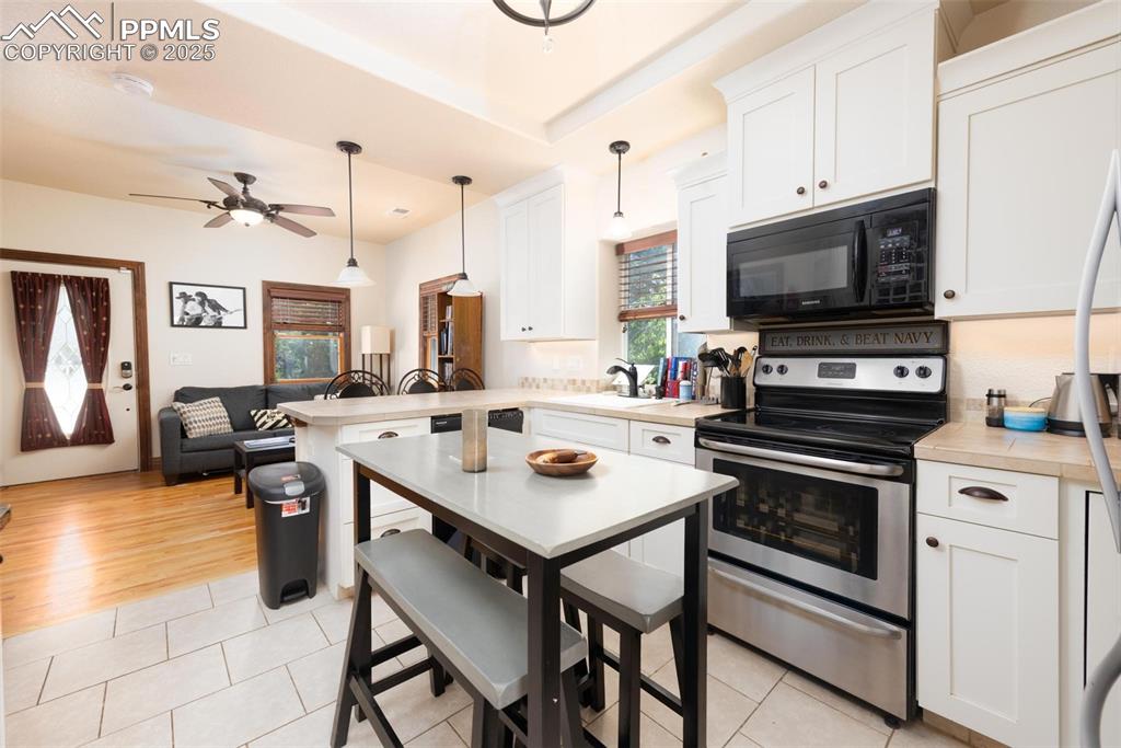 Image 4 of 20: Kitchen