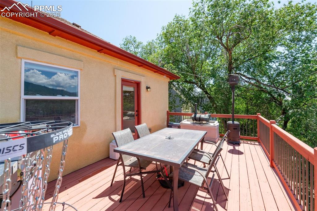 Image 9 of 20: Deck