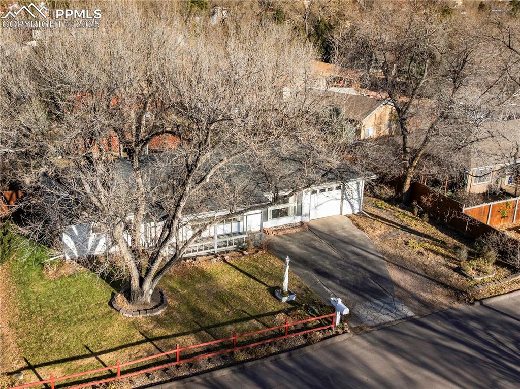 Image 12 of 44: This home situated in the coveted southwest side of Colorado Springs, featu