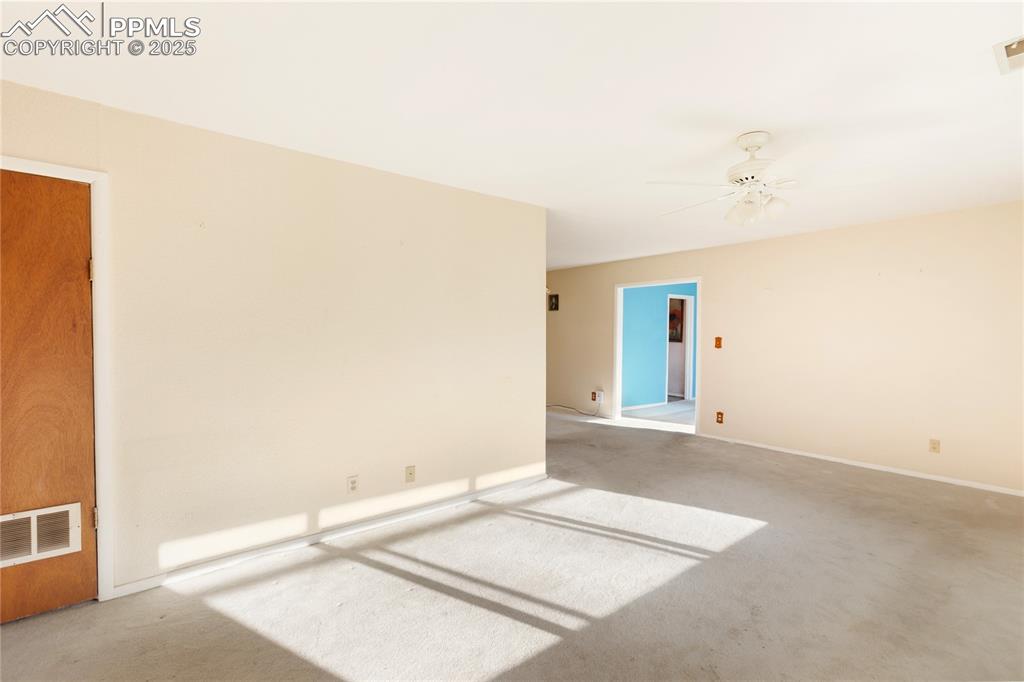 Image 19 of 44: Living Room