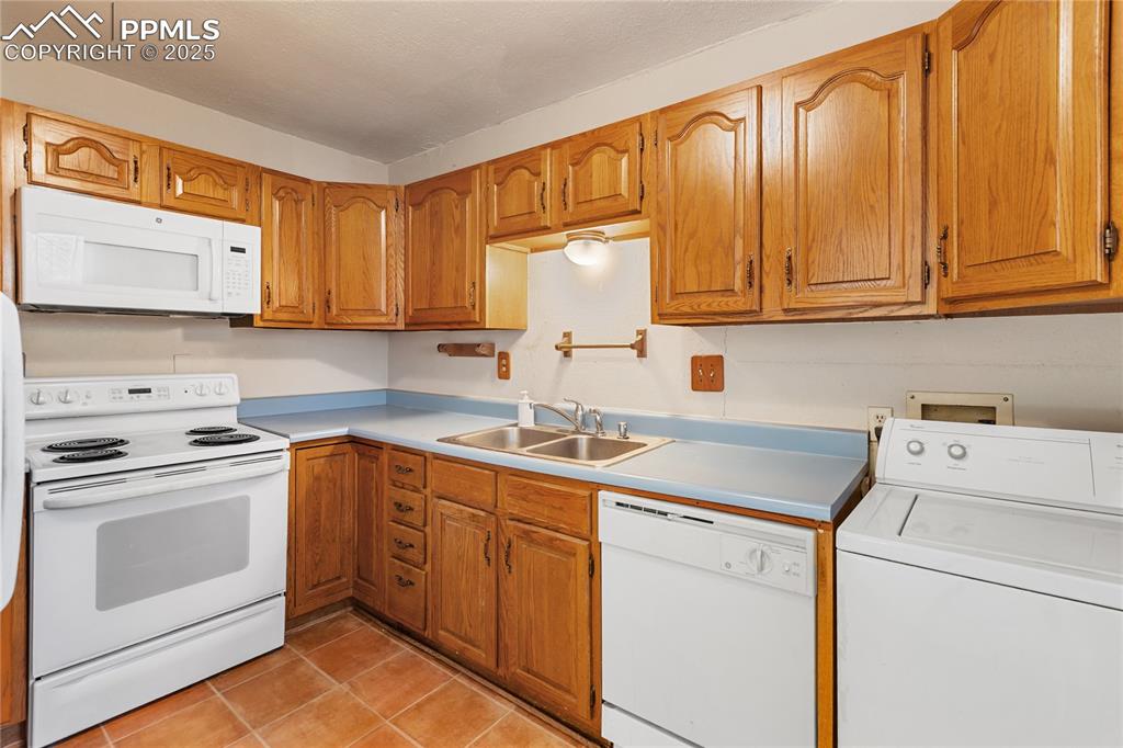 Image 24 of 44: Kitchen