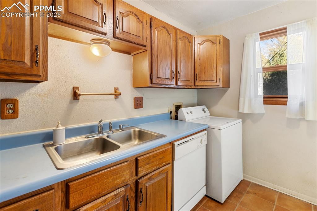 Image 25 of 44: Kitchen