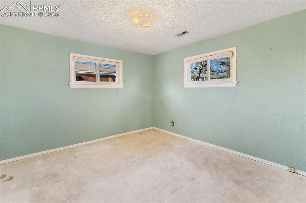 Image 28 of 44: Primary bedroom