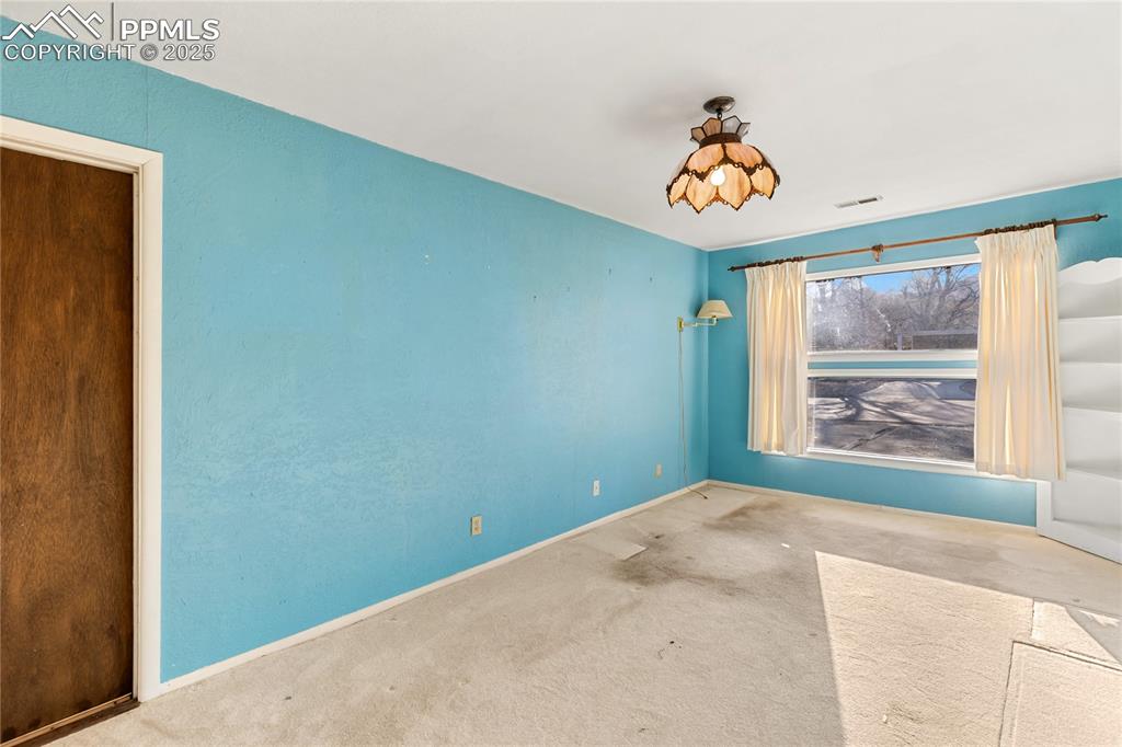 Image 36 of 44: Spacious family room