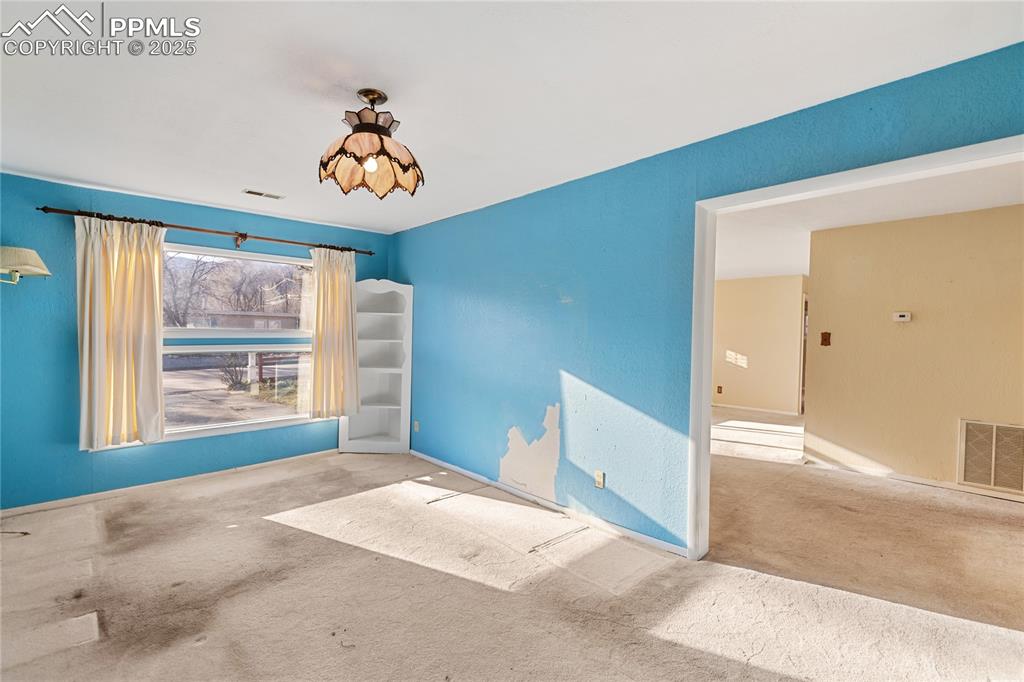 Image 37 of 44: Spacious family room