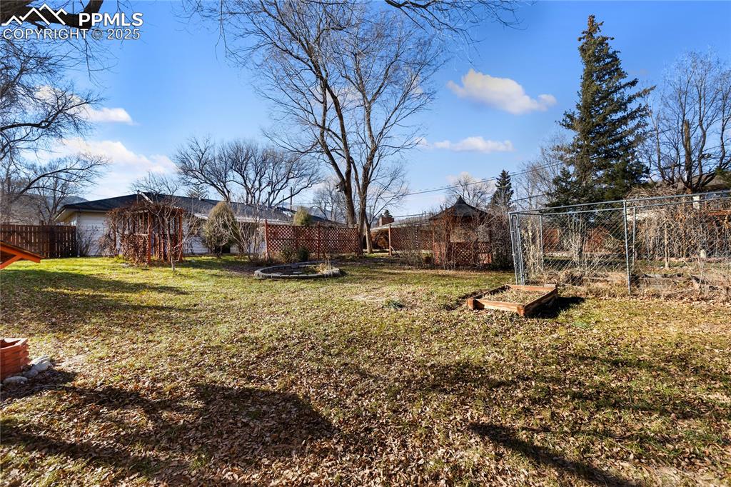 Image 7 of 44: Large yard complete with a dog run. 