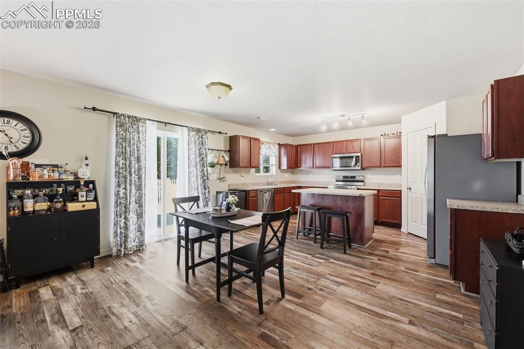 Image 16 of 34: Dining Area