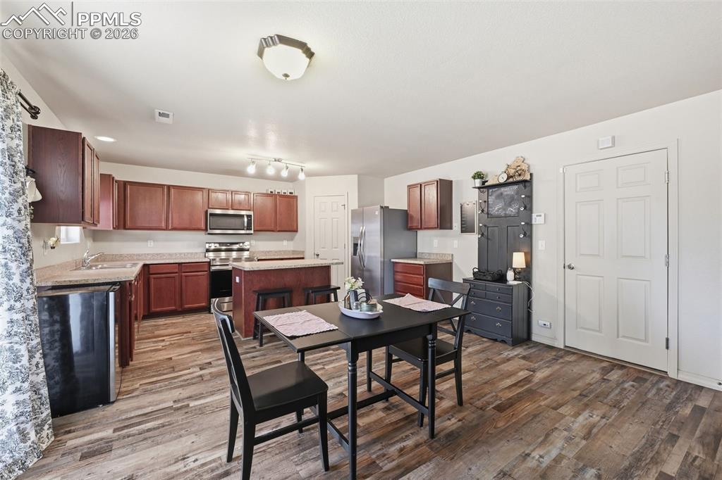 Image 17 of 34: Dining Area