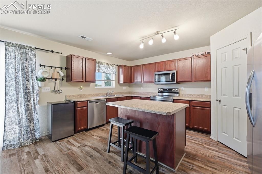 Image 19 of 34: Kitchen