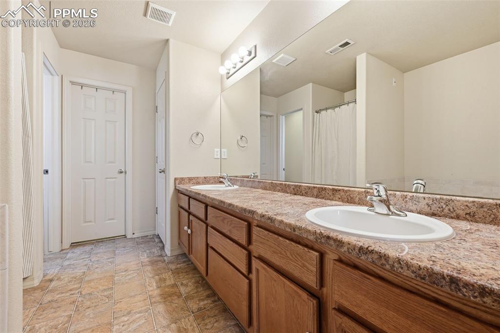 Image 24 of 34: Bathroom