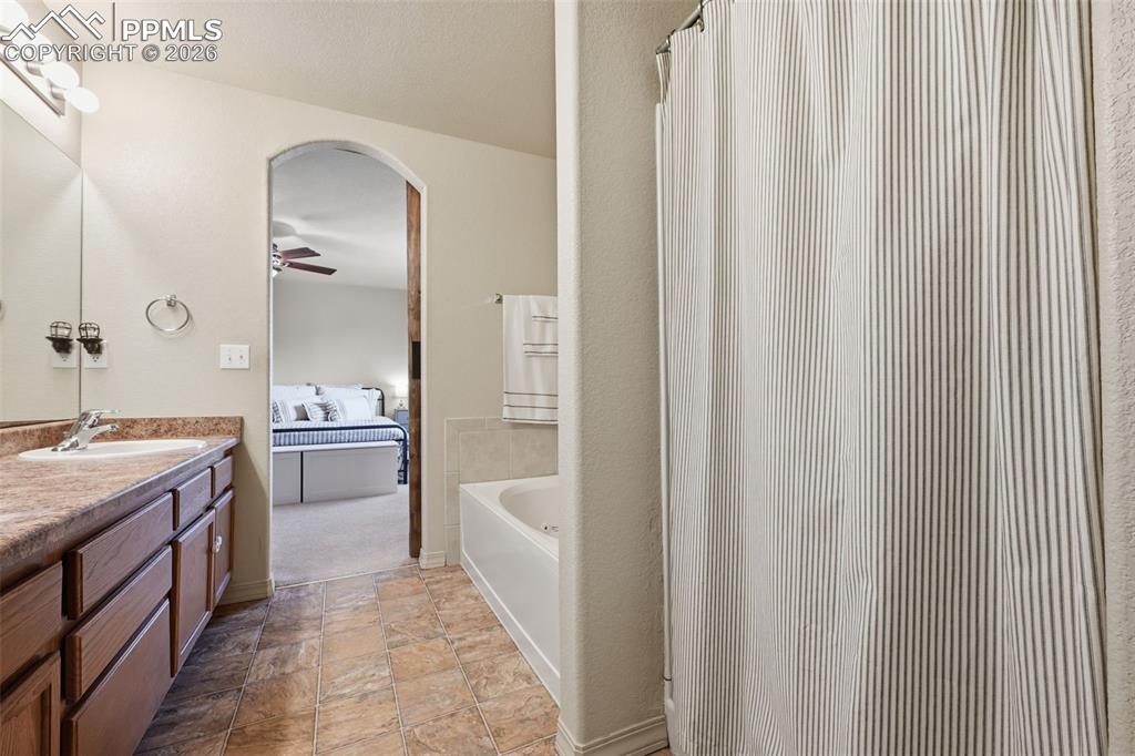 Image 25 of 34: Bathroom