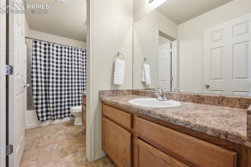 Image 27 of 34: Bathroom