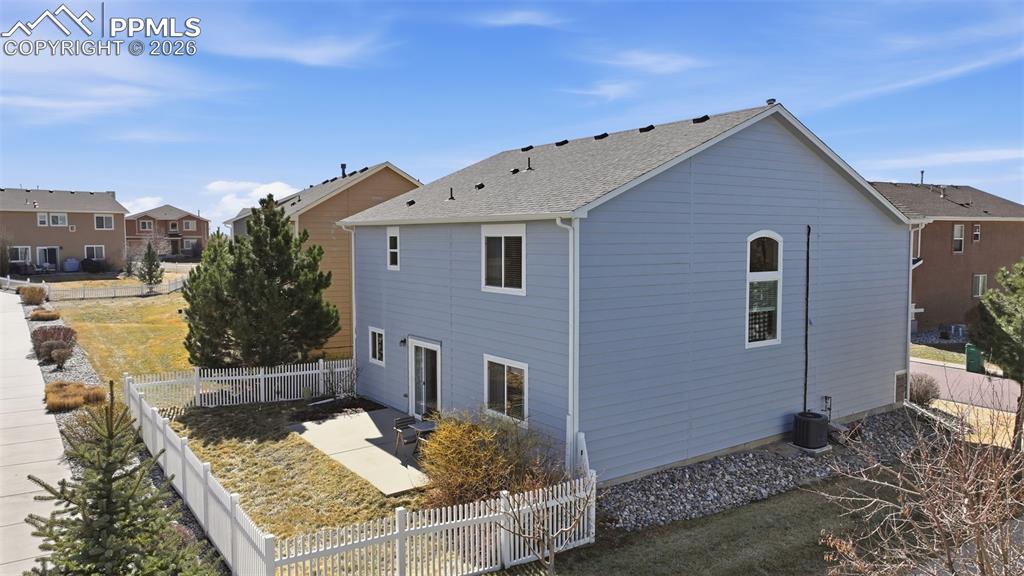 Image 4 of 34: Side of Structure