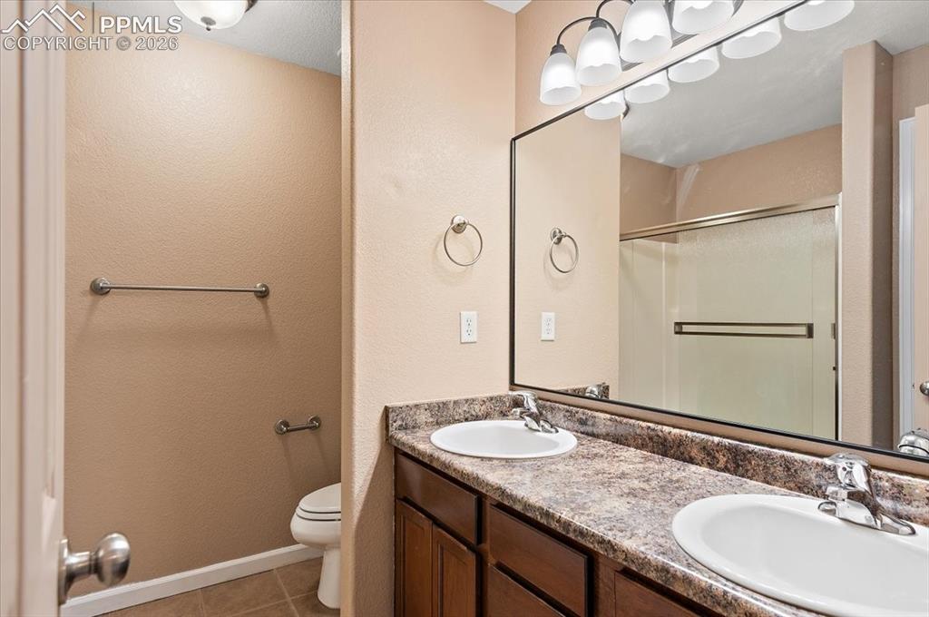 Image 14 of 35: Bathroom