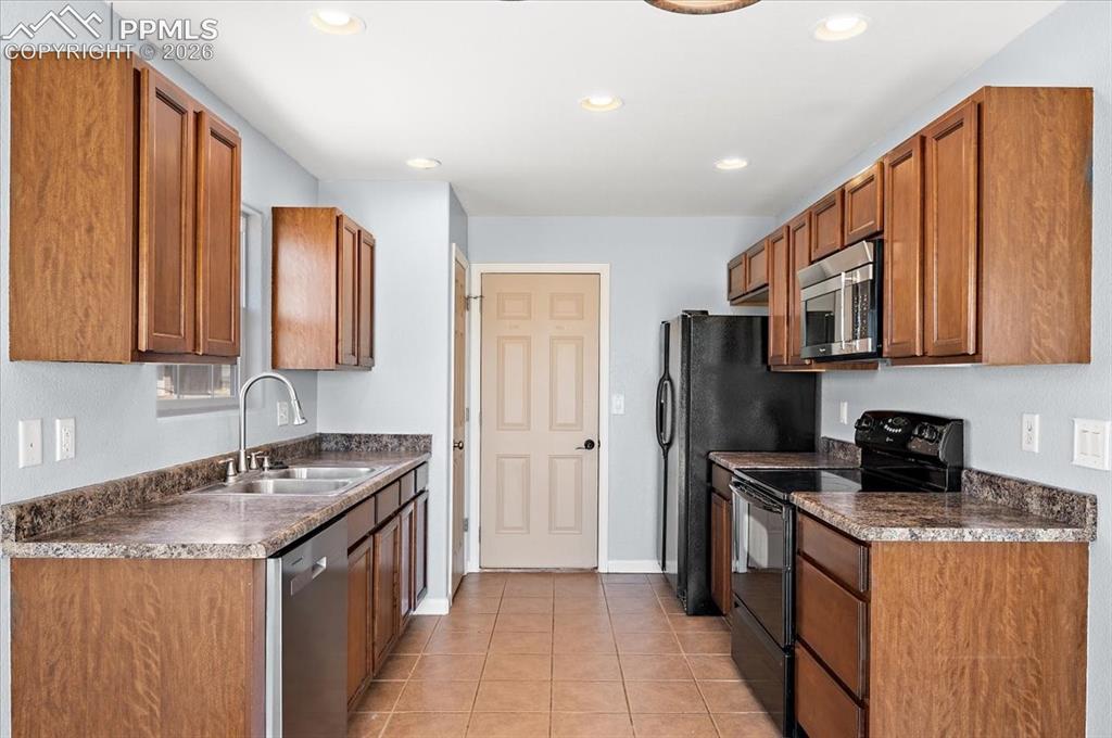 Image 4 of 35: Kitchen