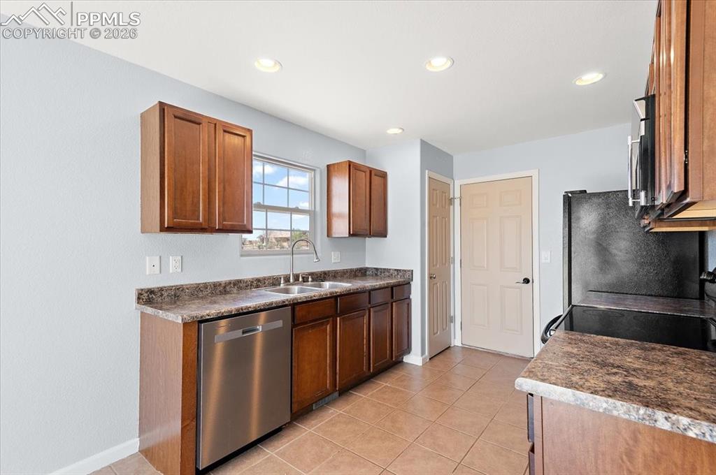 Image 5 of 35: Kitchen