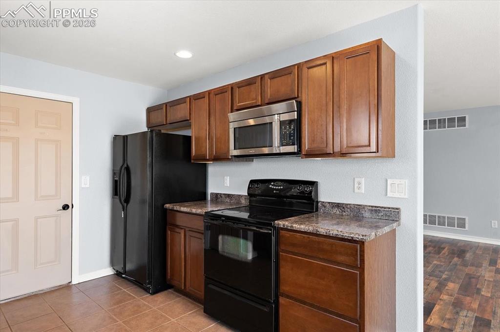 Image 7 of 35: Kitchen