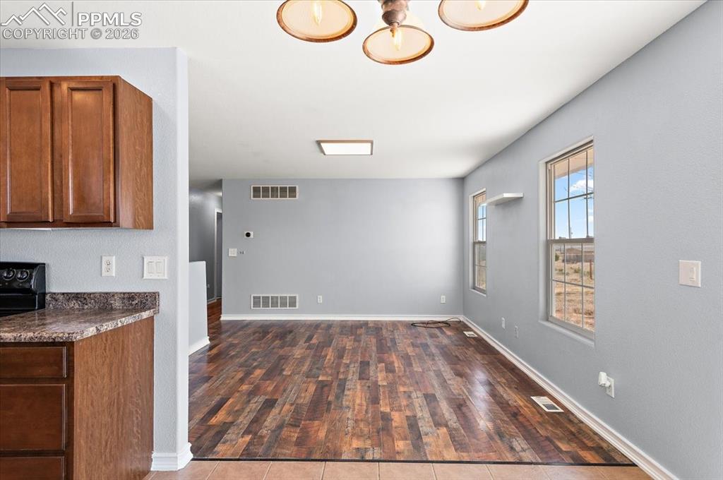 Image 8 of 35: Dining Area