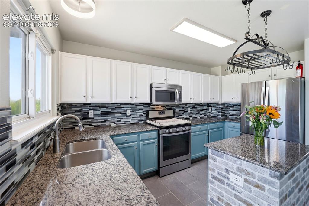 Image 10 of 49: Kitchen