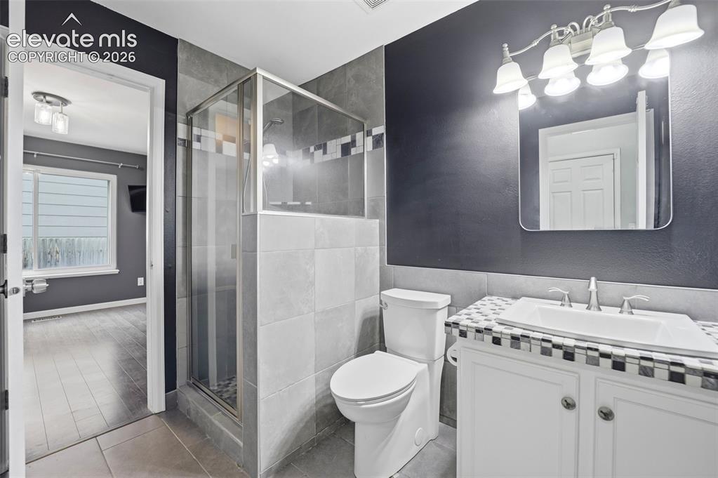 Image 19 of 49: Bathroom