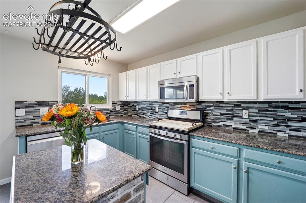 Image 9 of 49: Kitchen
