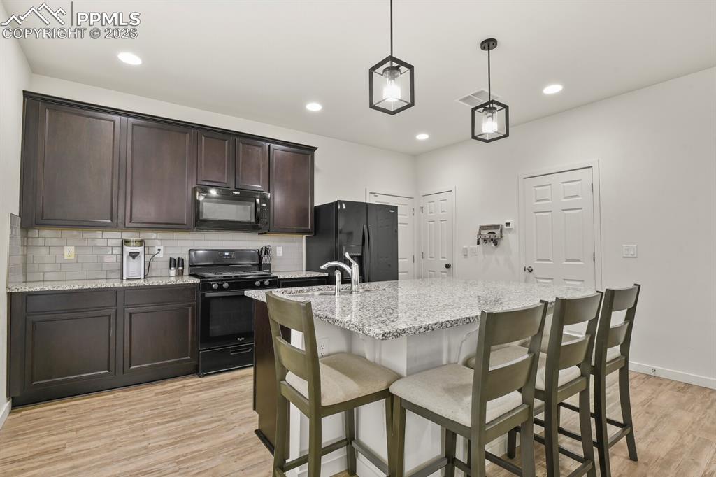 Image 11 of 27: Kitchen