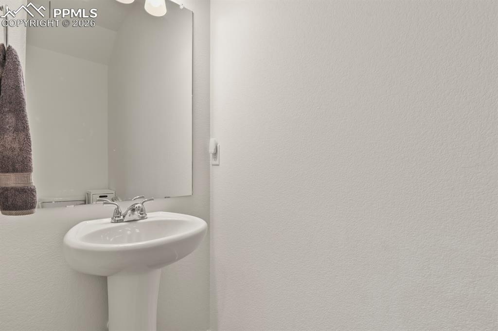 Image 14 of 27: Bathroom