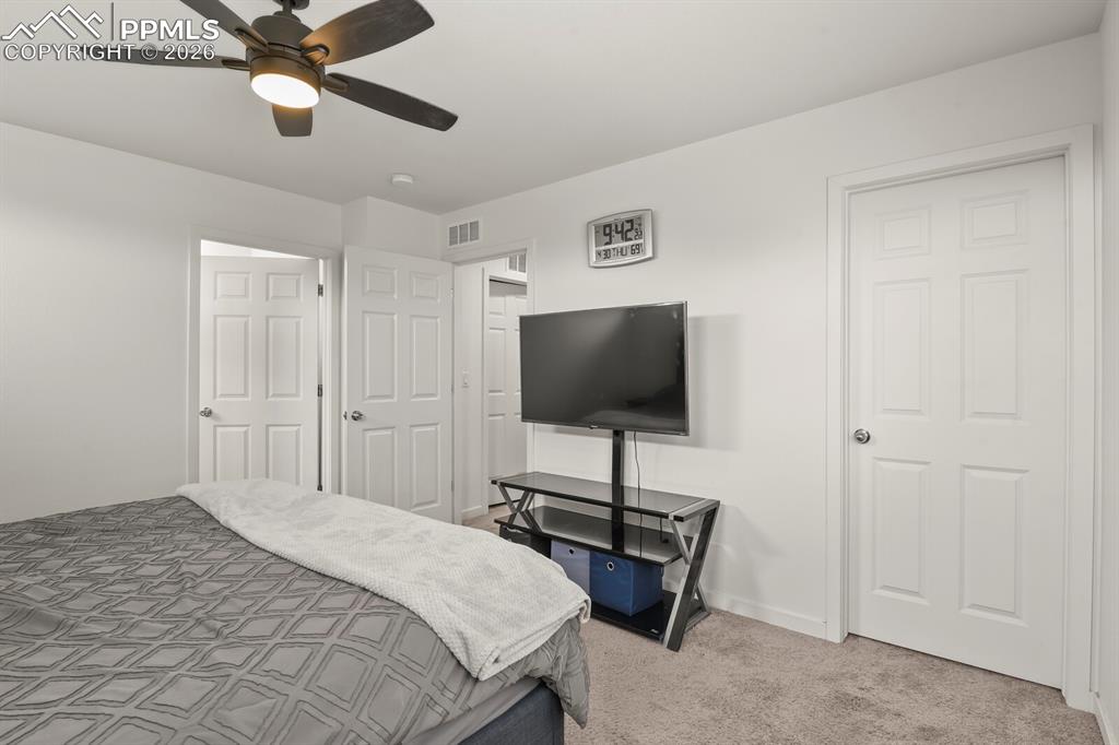 Image 16 of 27: Bedroom