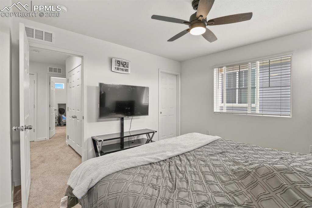Image 17 of 27: Bedroom