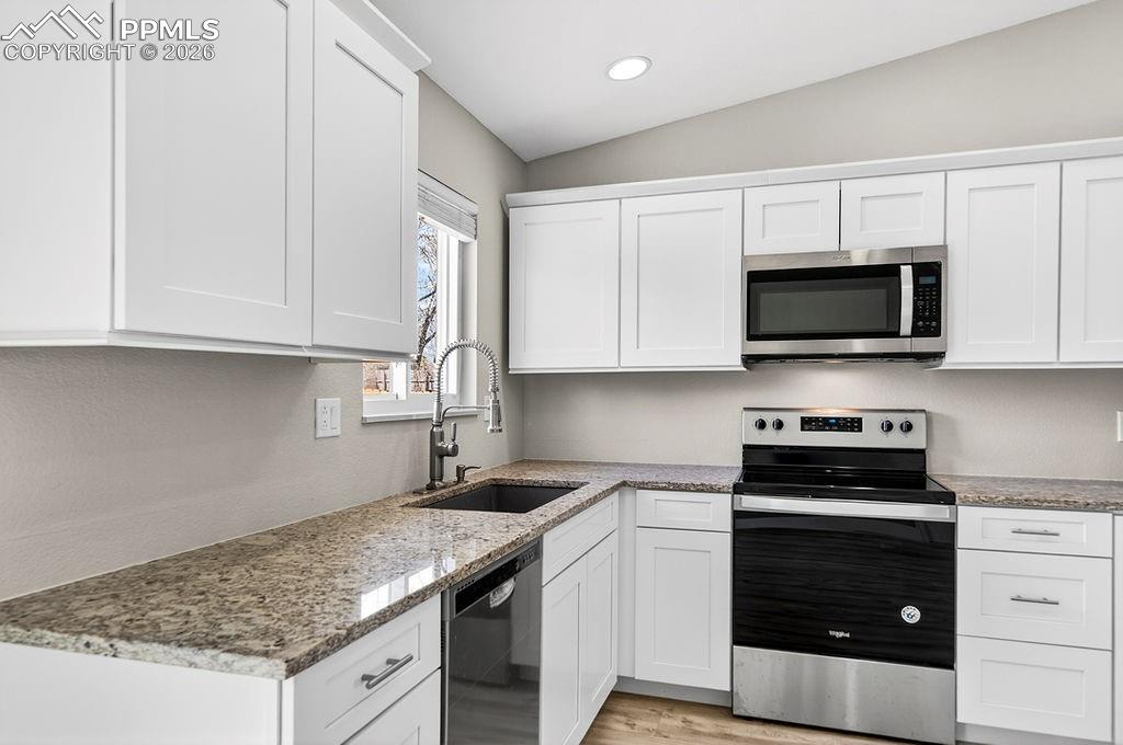 Image 13 of 49: Kitchen