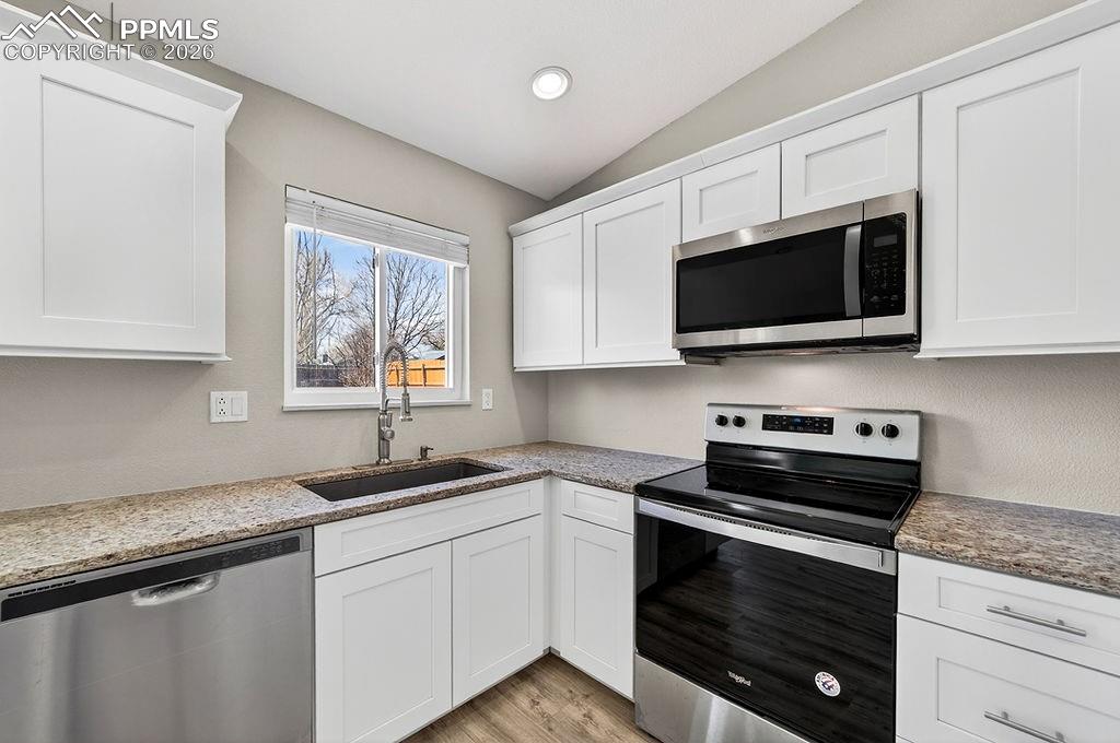 Image 14 of 49: Kitchen