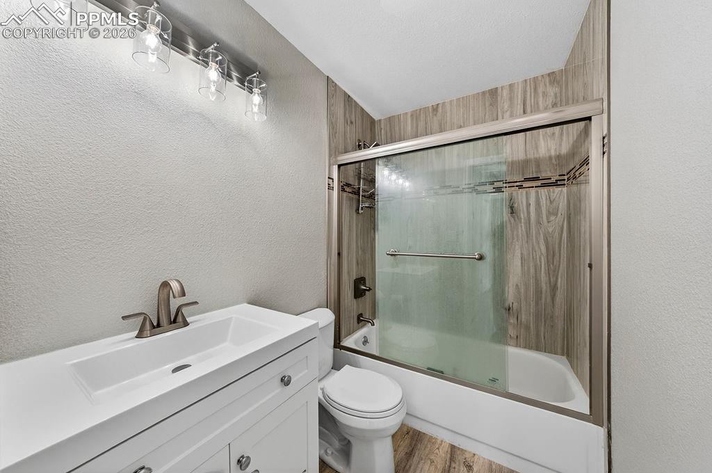 Image 31 of 49: Bathroom