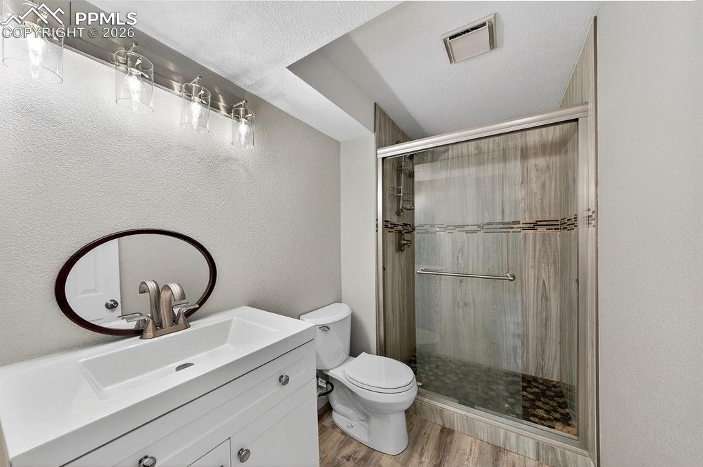 Image 36 of 49: Bathroom