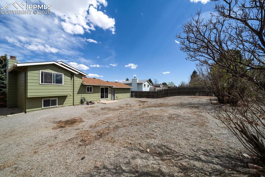 Image 45 of 49: Yard