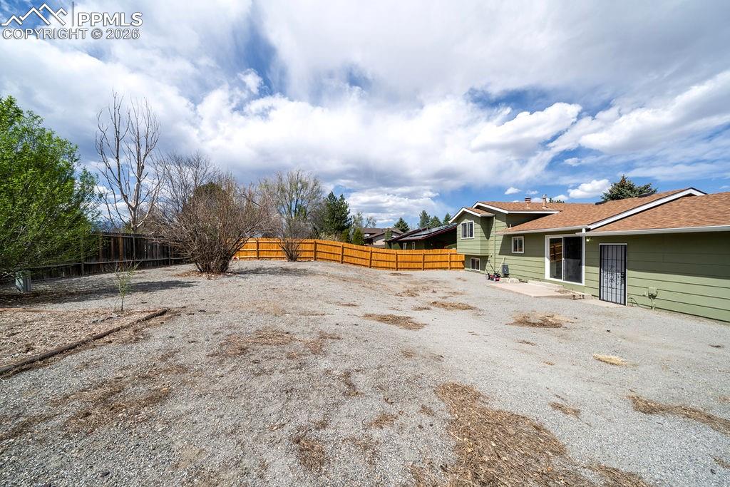 Image 48 of 49: Yard