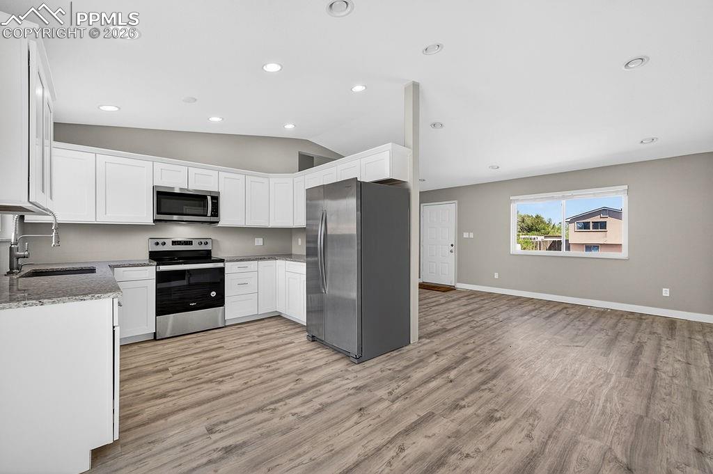 Image 7 of 49: Kitchen